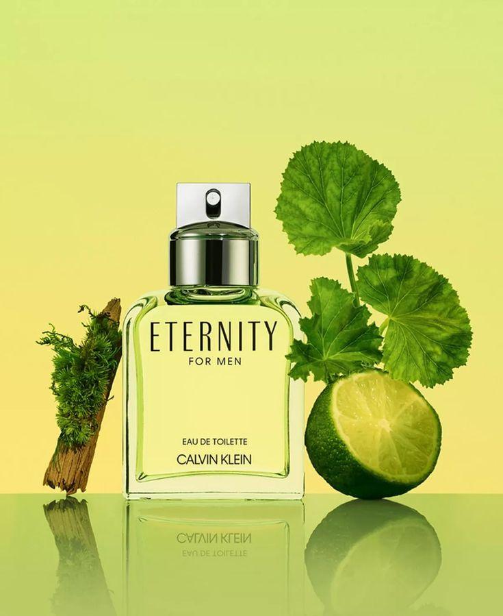 Calvin Klein Eternity for Men Eau de Toilette Flakon, stilvoll präsentiert vor grünem Hintergrund mit Limette, frischen Blättern und holzigen Akzenten. Frischer, maskuliner Duft mit zitrischen und holzigen Noten.