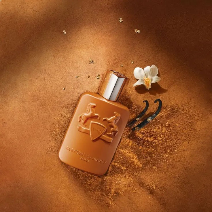 Parfums de Marly Althair Flakon auf warmem Gewürzhintergrund mit Vanilleschoten und Orchideenblüte – symbolisiert die gourmandige Duftkomposition mit Vanille, Zimt und orientalischen Noten.