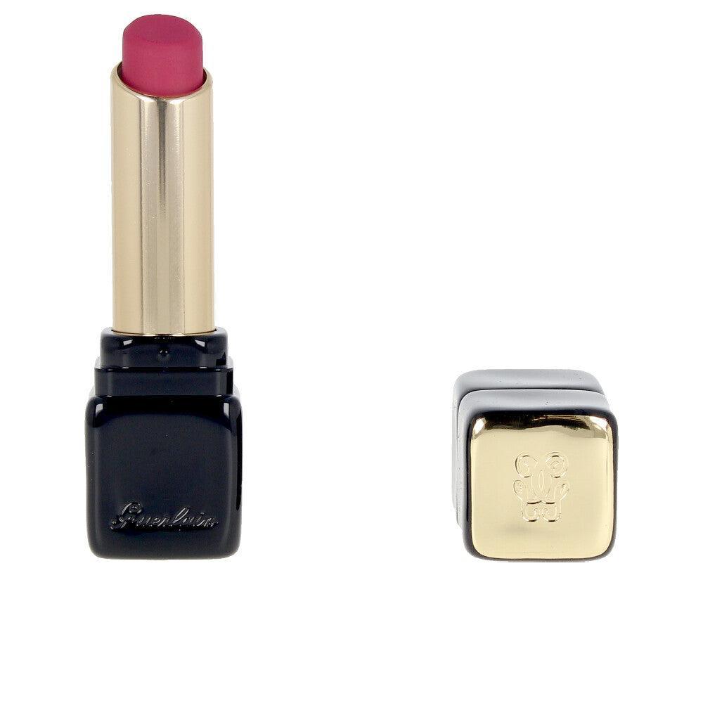 GUERLAIN KISSKISS barra de labios mate luminosa confort 16h 2.8 gr in Caress Plum , Makeup by GUERLAIN. Merkmale: . Verfügbar bei ParfümReich.