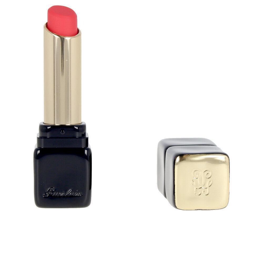 GUERLAIN KISSKISS barra de labios mate luminosa confort 16h 2.8 gr in Gentle Coral , Makeup by GUERLAIN. Merkmale: . Verfügbar bei ParfümReich.