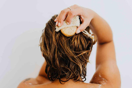 Trockenshampoo Anwendung – Frische und Volumen ohne Grauschleier - ParfümReich
