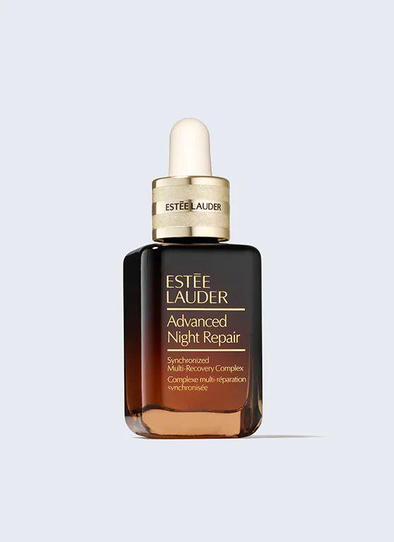 Estée Lauder Advanced Night Repair Serum in einer braunen Glasflasche mit goldener Pipette, regenerierendes Anti-Aging-Serum für strahlende und glatte Haut.