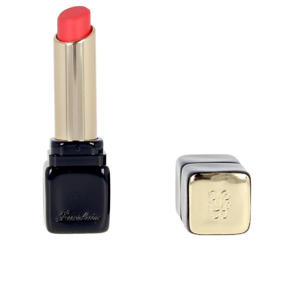 GUERLAIN KISSKISS barra de labios mate luminosa confort 16h 2,8 gr in Sexy Coral , Makeup by GUERLAIN. Merkmale: . Verfügbar bei ParfümReich.