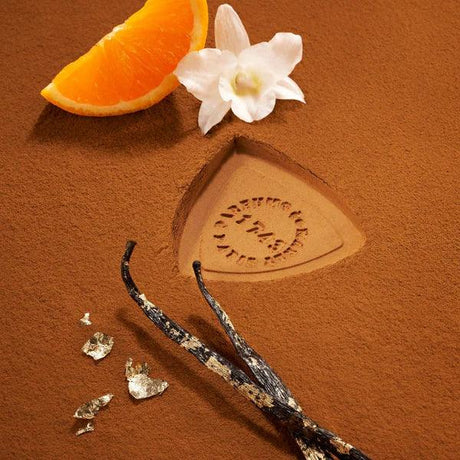 Parfümreich – Parfums de Marly Althaïr: Flakon eingebettet in Vanille, Orange und weiße Blüten – sinnlich-warme Duftnoten des Eau de Parfum.