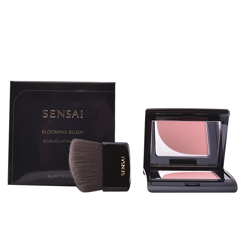 SENSAI BLOOMING blush 4 gr in Coral , Makeup by SENSAI. Merkmale: . Verfügbar bei ParfümReich.